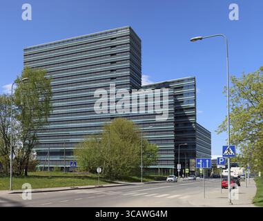 VILNIUS, LITAUEN - 14. MAI 2017: Das neue moderne Gebäude der DNB-Bank in der Hauptstadt. Die Bank hat ca. 3 100 Mitarbeiter, 930, 000 Kunden und einen Konkurs Stockfoto
