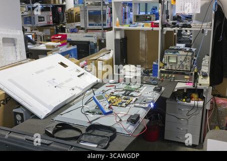 VILNIUS, LITAUEN - 23. DEZEMBER 2015: Arbeitsplatz und Ausrüstung bei der Reparatur von Fernsehern aller Marken im kleinen Servicezentrum. Reparatur des modernen TV-Requii Stockfoto