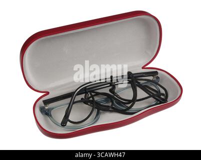 Meine Großmutter hat eine neue Brille in rotem Plastikkoffer. Isoliert auf weißem Studio-Makrofoto Stockfoto