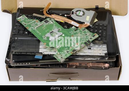 VILNIUS, LITAUEN - 23. DEZEMBER 2015: Zerlegtes Notebook der Marke ASUS im Karton liegt im Reparaturzentrum auf dem Tisch. ASUS wurde gefunden Stockfoto