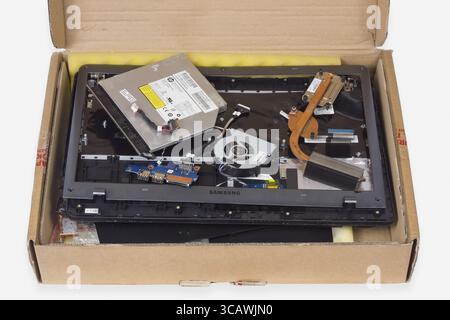 VILNIUS, LITAUEN - 23. DEZEMBER 2015: Die Marke Samsung demontierte Laptop-Notebook aus Pappe bos liegen auf dem Tisch im Reparaturzentrum. Im Jahr 2015 Sam Stockfoto