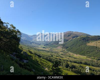 Panoramablick auf Glen Nevis im Sommersonnenlicht, schottische Highlands Stockfoto