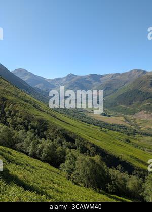 Sommerblick Über Glen Nevis In Richtung Ben Nevis Range, Scottish Highlands Stockfoto