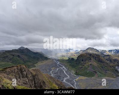 Geflochtene Gletscherflüsse und Gebirgszüge – Þórsmörk-Tal, Island Stockfoto
