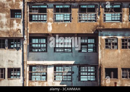 Verlassene Betongebäude auf Gunkanjima (Hashima Island) vor der Küste von Nagasaki, Japan, einem ehemaligen Kohlebergbaugebiet, das den Spitznamen „Schlachtschiffinsel“ trägt. Stockfoto