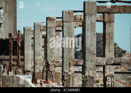 Verlassene Betongebäude auf Gunkanjima (Hashima Island) vor der Küste von Nagasaki, Japan, einem ehemaligen Kohlebergbaugebiet, das den Spitznamen „Schlachtschiffinsel“ trägt. Stockfoto