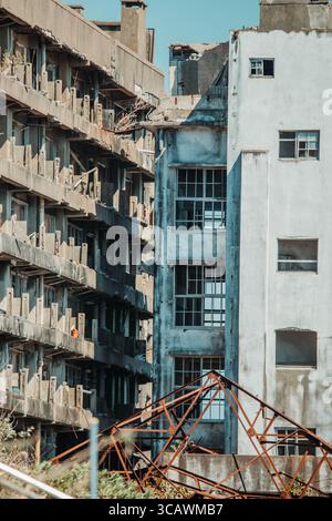 Verlassene Betongebäude auf Gunkanjima (Hashima Island) vor der Küste von Nagasaki, Japan, einem ehemaligen Kohlebergbaugebiet, das den Spitznamen „Schlachtschiffinsel“ trägt. Stockfoto