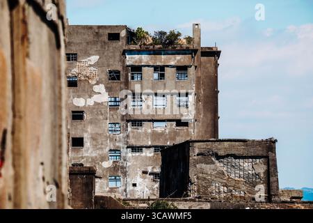 Verlassene Betongebäude auf Gunkanjima (Hashima Island) vor der Küste von Nagasaki, Japan, einem ehemaligen Kohlebergbaugebiet, das den Spitznamen „Schlachtschiffinsel“ trägt. Stockfoto