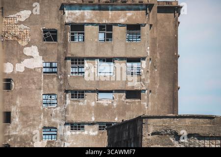 Verlassene Betongebäude auf Gunkanjima (Hashima Island) vor der Küste von Nagasaki, Japan, einem ehemaligen Kohlebergbaugebiet, das den Spitznamen „Schlachtschiffinsel“ trägt. Stockfoto