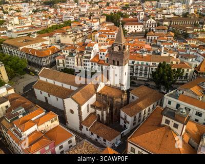 Die Kathedrale von Funchal ist eine gotische Kirche aus dem 16. Jahrhundert auf Madeira, die für ihre atemberaubende Holzdecke und die historische Architektur bekannt ist. Stockfoto