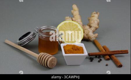 Natürliche entzündungshemmende Inhaltsstoffe wie Honig, Zitrone, Ingwer, Kurkuma und Zimt. Ganzheitliches Wellness- und Immunitätsunterstützungskonzept. Stockfoto