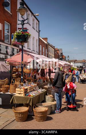 Leicestershire, Melton Mowbray, Nottingham Street, Markt im Freien, Shopper am Korbstand Stockfoto