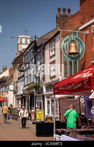 Leicestershire, Melton Mowbray, Nottingham Street, Geschäfte und Marktstand am Eingang des Bell Shopping Centre Stockfoto