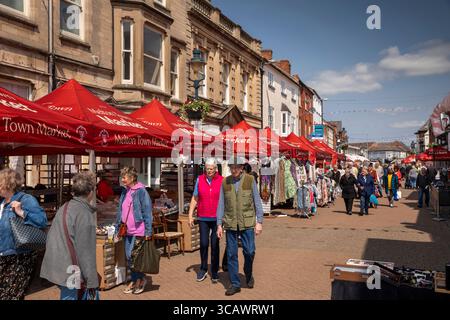 Leicestershire, Melton Mowbray, Nottingham Street, Freiluftmarkt im Gange Stockfoto