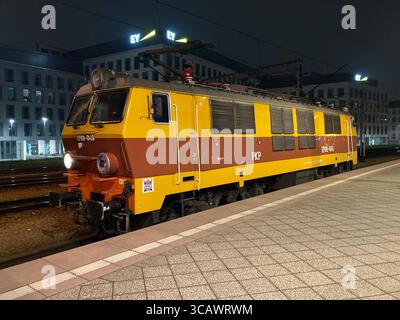 Alte polnische Elektrolokomotive am Breslauer Hauptbahnhof, die historische Eisenbahntechnik und -Konstruktion in Polen zeigt. Stockfoto