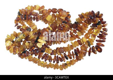 Hausgemachte weiblichen Perlen werden von einfachen Rau, goldene Farbe Ostsee bernstein Steinen gemacht. Auf weissem Makroaufnahme isoliert Stockfoto