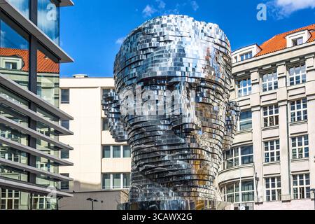 Prag, Tschechische Republik - April 2018: Rotierende Statue des Franz Kafka-Kopfes in Prag, Tschechische Republik vor blauem Himmel. Stockfoto