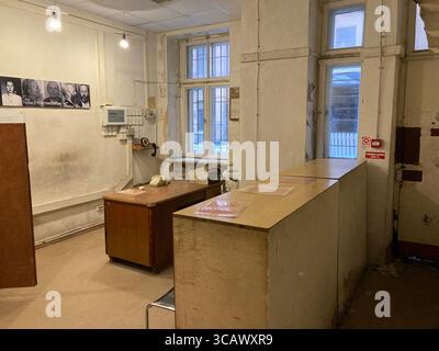 Innenansicht des Eckhauses (ehemaliges KGB-Hauptquartier) in Riga mit authentischen Gefängniszellen und düsterer Atmosphäre aus der Sowjetzeit. Stockfoto