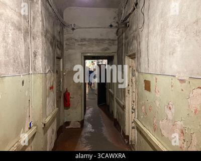 Innenansicht des Eckhauses (ehemaliges KGB-Hauptquartier) in Riga mit authentischen Gefängniszellen und düsterer Atmosphäre aus der Sowjetzeit. Stockfoto