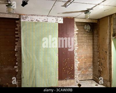 Innenansicht des Eckhauses (ehemaliges KGB-Hauptquartier) in Riga mit authentischen Gefängniszellen und düsterer Atmosphäre aus der Sowjetzeit. Stockfoto