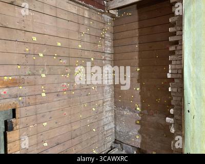 Innenansicht des Eckhauses (ehemaliges KGB-Hauptquartier) in Riga mit authentischen Gefängniszellen und düsterer Atmosphäre aus der Sowjetzeit. Stockfoto