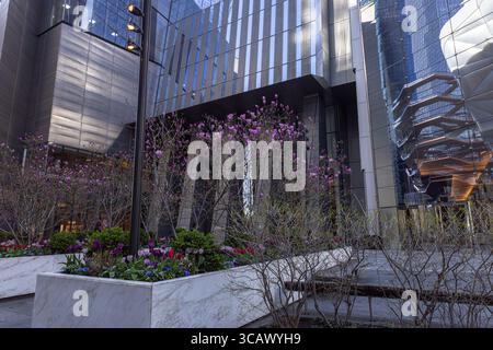 New York, Hudson Yards, Reflexion des Schiffes Stockfoto