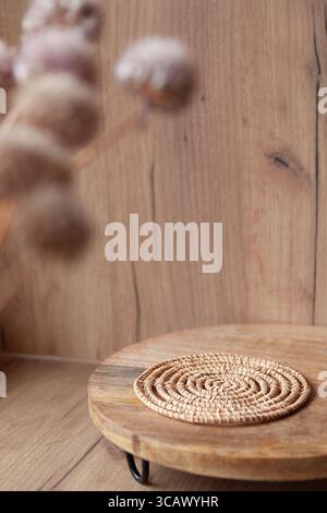 Minimalistische und stilvolle Komposition mit Holz- und Rattanaccessoires, Kopierraum, Design, eleganter Dekoration Stockfoto