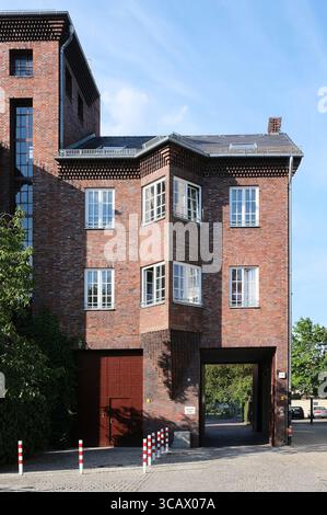 Berlin, 29. Juli 2022, Wohngebäude Des Historischen Kreuzberger Umspannwerks Am Paul-Lincke-Ufer. Stockfoto
