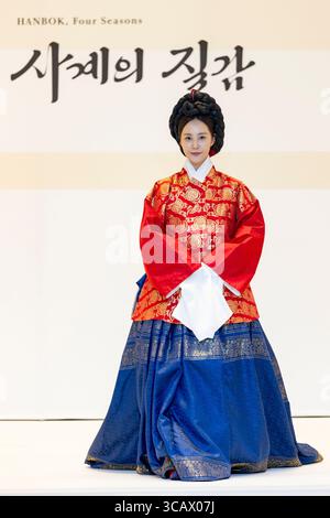 Seoul, Südkorea. August 2025. Die Sängerin und Schauspielerin Kwon Yu-ri tritt am 7. August 2025 auf der Eröffnungsmodenschau der Hanbok Expo 2025 in der COEX Hall D im Gangnam District, Seoul, Südkorea, auf. Die Show unter dem Motto „Hanbok, Four Seasons, Texture of the Seasons“ (Hanbok, Four Seasons, Texture of the Seasons)“ wird von Shim Yeon-ok inszeniert und markiert den Beginn der einzigen Hanbok-ausstellung Südkoreas, die bis zum 10. August stattfindet. (Foto: Chris Jung/NurPhoto) Credit: NurPhoto SRL/Alamy Live News Stockfoto