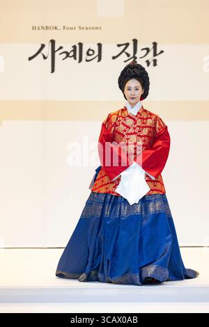 Seoul, Südkorea. August 2025. Die Sängerin und Schauspielerin Kwon Yu-ri tritt am 7. August 2025 auf der Eröffnungsmodenschau der Hanbok Expo 2025 in der COEX Hall D im Gangnam District, Seoul, Südkorea, auf. Die Show unter dem Motto „Hanbok, Four Seasons, Texture of the Seasons“ (Hanbok, Four Seasons, Texture of the Seasons)“ wird von Shim Yeon-ok inszeniert und markiert den Beginn der einzigen Hanbok-ausstellung Südkoreas, die bis zum 10. August stattfindet. (Foto: Chris Jung/NurPhoto) Credit: NurPhoto SRL/Alamy Live News Stockfoto