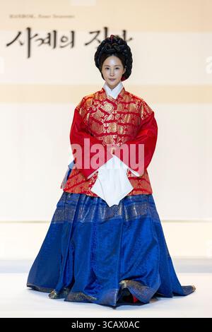 Seoul, Südkorea. August 2025. Die Sängerin und Schauspielerin Kwon Yu-ri tritt am 7. August 2025 auf der Eröffnungsmodenschau der Hanbok Expo 2025 in der COEX Hall D im Gangnam District, Seoul, Südkorea, auf. Die Show unter dem Motto „Hanbok, Four Seasons, Texture of the Seasons“ (Hanbok, Four Seasons, Texture of the Seasons)“ wird von Shim Yeon-ok inszeniert und markiert den Beginn der einzigen Hanbok-ausstellung Südkoreas, die bis zum 10. August stattfindet. (Foto: Chris Jung/NurPhoto) Credit: NurPhoto SRL/Alamy Live News Stockfoto