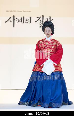 Seoul, Südkorea. August 2025. Die Sängerin und Schauspielerin Kwon Yu-ri tritt am 7. August 2025 auf der Eröffnungsmodenschau der Hanbok Expo 2025 in der COEX Hall D im Gangnam District, Seoul, Südkorea, auf. Die Show unter dem Motto „Hanbok, Four Seasons, Texture of the Seasons“ (Hanbok, Four Seasons, Texture of the Seasons)“ wird von Shim Yeon-ok inszeniert und markiert den Beginn der einzigen Hanbok-ausstellung Südkoreas, die bis zum 10. August stattfindet. (Foto: Chris Jung/NurPhoto) Credit: NurPhoto SRL/Alamy Live News Stockfoto