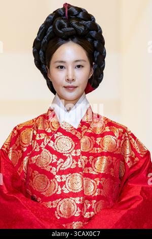 Seoul, Südkorea. August 2025. Die Sängerin und Schauspielerin Kwon Yu-ri tritt am 7. August 2025 auf der Eröffnungsmodenschau der Hanbok Expo 2025 in der COEX Hall D im Gangnam District, Seoul, Südkorea, auf. Die Show unter dem Motto „Hanbok, Four Seasons, Texture of the Seasons“ (Hanbok, Four Seasons, Texture of the Seasons)“ wird von Shim Yeon-ok inszeniert und markiert den Beginn der einzigen Hanbok-ausstellung Südkoreas, die bis zum 10. August stattfindet. (Foto: Chris Jung/NurPhoto) Credit: NurPhoto SRL/Alamy Live News Stockfoto