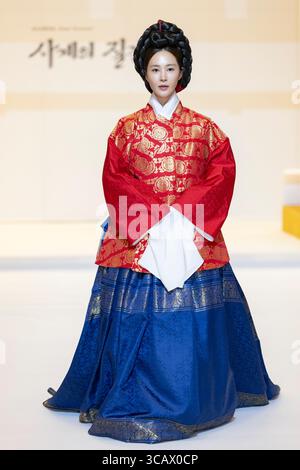 Seoul, Südkorea. August 2025. Die Sängerin und Schauspielerin Kwon Yu-ri tritt am 7. August 2025 auf der Eröffnungsmodenschau der Hanbok Expo 2025 in der COEX Hall D im Gangnam District, Seoul, Südkorea, auf. Die Show unter dem Motto „Hanbok, Four Seasons, Texture of the Seasons“ (Hanbok, Four Seasons, Texture of the Seasons)“ wird von Shim Yeon-ok inszeniert und markiert den Beginn der einzigen Hanbok-ausstellung Südkoreas, die bis zum 10. August stattfindet. (Foto: Chris Jung/NurPhoto) Credit: NurPhoto SRL/Alamy Live News Stockfoto