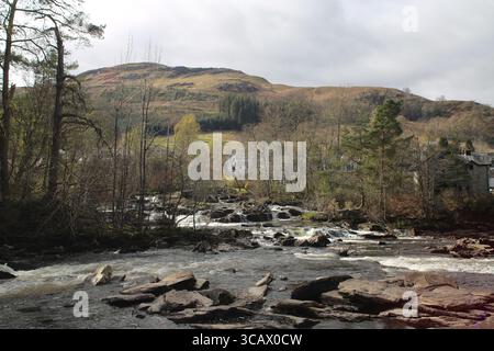 Die Falls of Dochart sind eine Wasserfallkaskade am River Dochart in Killin in Perthshire, Schottland, nahe dem westlichen Ende des Loch Tay Stockfoto