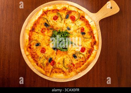 Blick von oben auf die köstliche Margherita Pizza auf Holztisch. Stockfoto