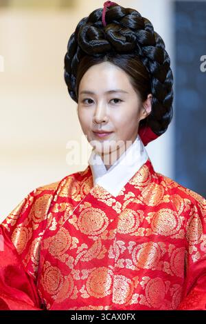 Seoul, Südkorea. August 2025. Die Sängerin und Schauspielerin Kwon Yu-ri tritt am 7. August 2025 auf der Eröffnungsmodenschau der Hanbok Expo 2025 in der COEX Hall D im Gangnam District, Seoul, Südkorea, auf. Die Show unter dem Motto „Hanbok, Four Seasons, Texture of the Seasons“ (Hanbok, Four Seasons, Texture of the Seasons)“ wird von Shim Yeon-ok inszeniert und markiert den Beginn der einzigen Hanbok-ausstellung Südkoreas, die bis zum 10. August stattfindet. (Foto: Chris Jung/NurPhoto) Credit: NurPhoto SRL/Alamy Live News Stockfoto
