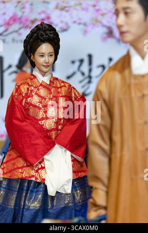 Schauspieler Jung Il-woo und Sängerin Kwon Yu-ri nehmen am 7. August an der Eröffnungsmodenschau der Hanbok Expo 2025 in der COEX Halle D in Samseong-dong, Bezirk Gangnam, Seoul, Südkorea, Teil. 2025. unter der Regie von Art Director Shim Yeon-ok weckt die Show mit dem Titel Hanbok, Four Seasons, Texture of the Seasons großes Interesse bei den Besuchern. Die vom Ministerium für Kultur, Sport und Tourismus veranstaltete und von der Korea Craft & Design Foundation organisierte Hanbok Expo feiert ihre achte Ausgabe und ist die einzige Messe in Südkorea, die ausschließlich Hanbok gewidmet ist. Die diesjährige Veranstaltung umfasst 150 Stockfoto