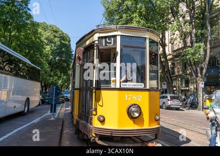 Alte gelbe italienische Straßenbahn Italien, 19 Straßenbahn auf der Straße. Mailand - 17. Juli 2025 Stockfoto