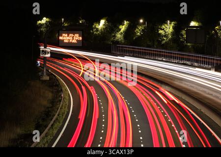 Autobahnwarnschild mit der Meldung kein Kraftstoff an M4 Services M4 J11-12 in Richtung Westen Stockfoto