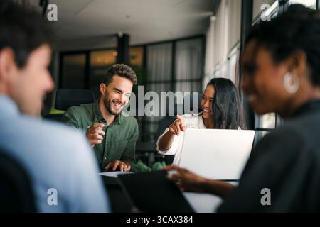 Team aus Spezialisten für Industriedesign und Softwareentwicklern, die im Büro diskutieren Stockfoto