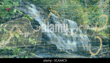 Fließender Wasserfall, der am Waldbach über moosige Felsen stürzt, mit Kerzenleuchtern und Linien überlagert Stockfoto