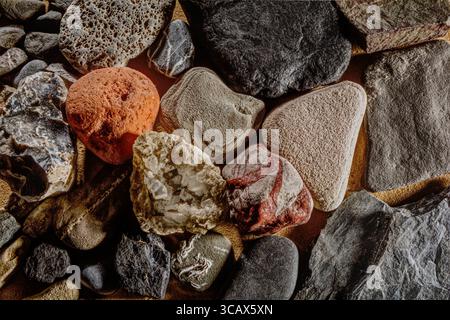 Eine gemischte Sammlung kleiner Steine Stockfoto