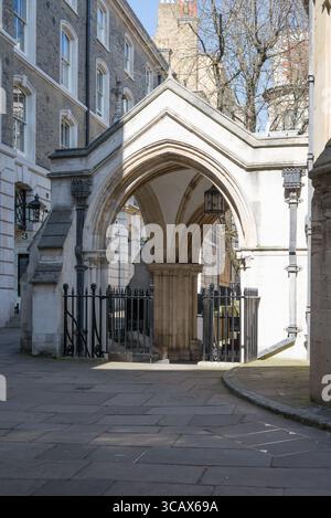 Eingang zur Tempelkirche. Die Kirche wurde im 12. Jahrhundert von den Templern London England Großbritannien erbaut Stockfoto