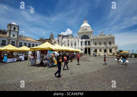 Markt vor dem historischen Palast an einem sonnigen Tag in Salvador, Brasilien Stockfoto
