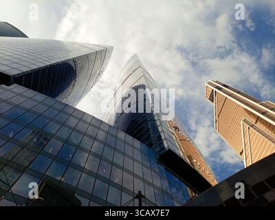 Low Angle View von modernen Wolkenkratzern Stockfoto