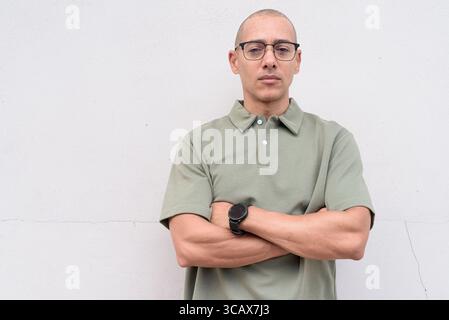 Lateinischer erwachsener Mann in seinen 40ern mit glatten Haaren, posiert selbstbewusst im Studio vor weißem Hintergrund. Vielseitiges Image für Unternehmen, Bildung, Gesundheit Stockfoto