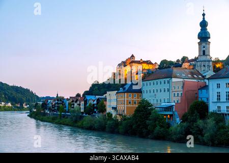 Altstadt an der Salzach mit St. Jakob&#39;s Kirche und Burgmauern im Abendlicht in Burghausen, Oberbayern, Bayern, Deutschland Stockfoto