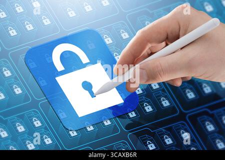 Die Hand mit dem Eingabestift reicht in Richtung holographischer Oberfläche, die gesperrte Dokumente anzeigt. Konzept des geschäftlichen Datenschutzes, des Datenschutzes und des sicheren digitalen Zugriffs Stockfoto