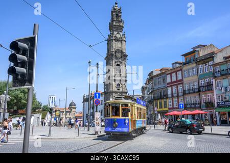 23/07/2025 Porto, Portugal. Alte Straßenbahn, die vor der Clerigos-Kirche vorbeifährt. Das Straßenbahnnetz von Porto in Portugal wird von der Sociedade de Transportes Colectivos do Porto (STCP) betrieben und verfügt derzeit über drei regelmäßige Straßenbahnstrecken mit 30 Minuten Fahrzeit. Alle sind traditionelle Straßenbahnstrecken, und sie verwenden ausschließlich klassische Straßenbahnen. Foto © Simon Grosset Stockfoto